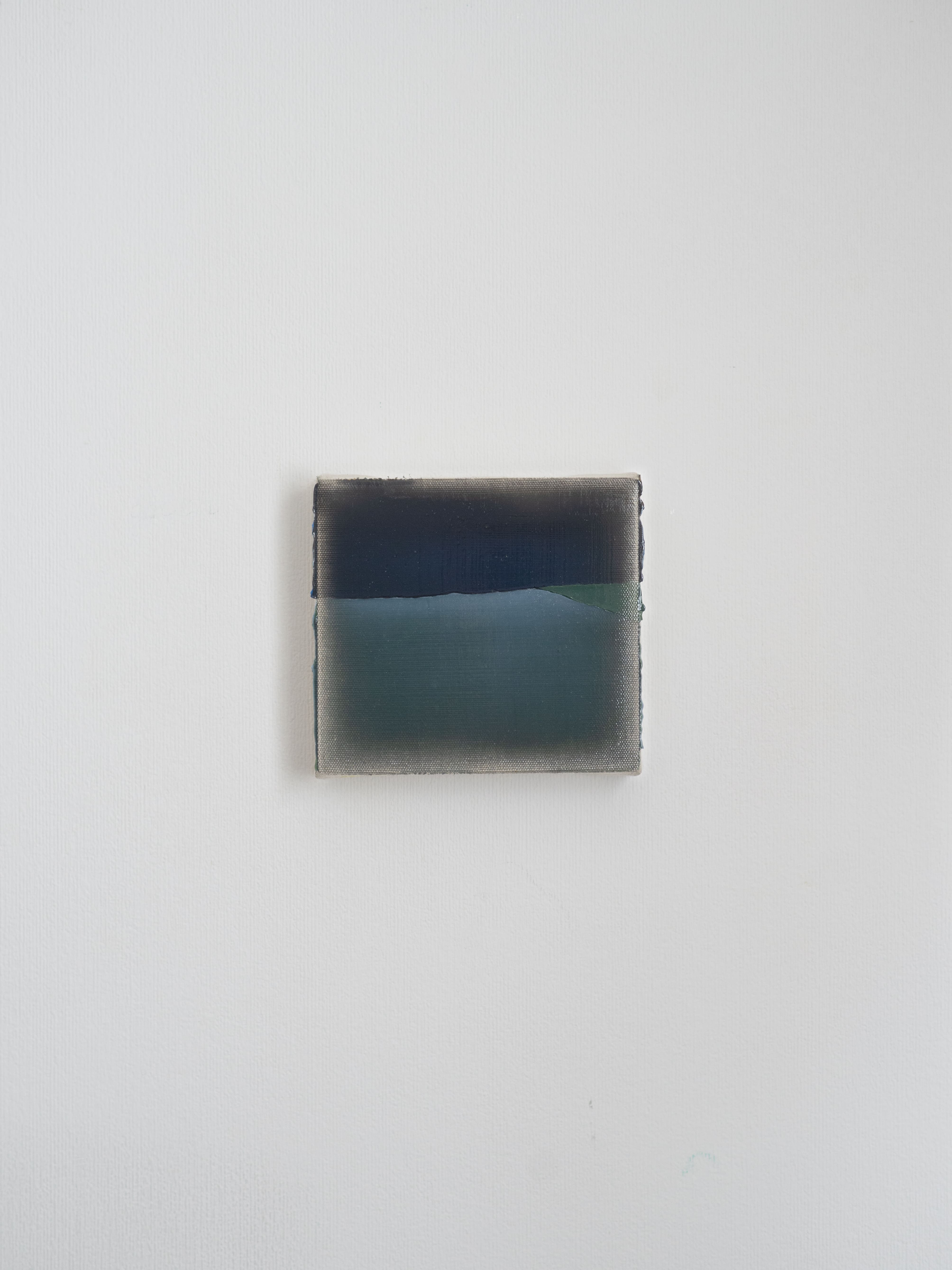 Первый снег на плечах камня